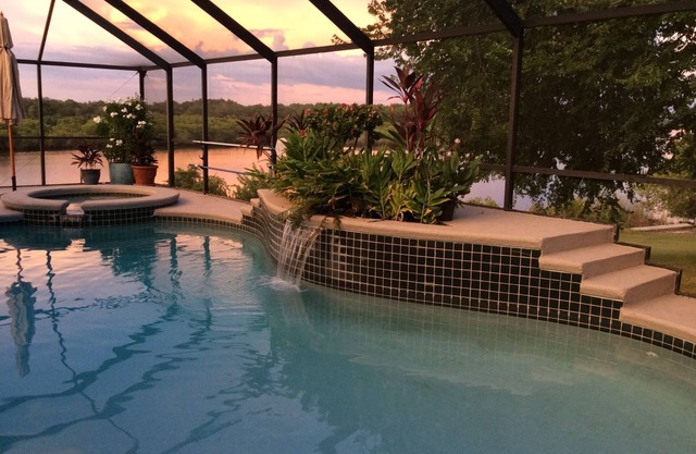 Superbe Waterfront 3500 SF Pool Home, 2,5 acres sur la rivière Little Manatee