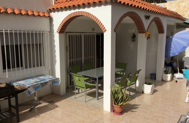 Bungalow court de 3 chambres à coucher et niveau à pied de la plage. Proche de la gare routière et des commerces.
