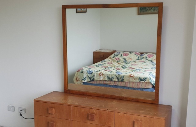 3 b/r unit in Macquarie Gardens with gym, tennis courts, pool, jaccuzi & sauna