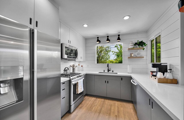 3 BD, 2 BA Modern, Tranquil Oasis ((<2 miles from Beach)