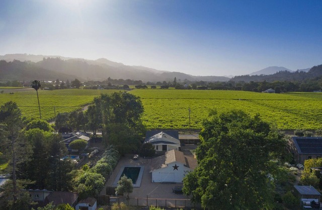 Ferme de 2 ch avec vue sur le vignoble près du centre-ville de St. Helena (permis n ° 2013-47)