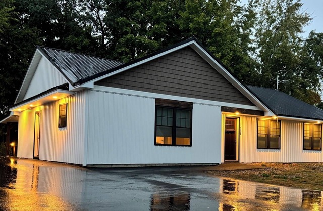 3 BD/ 2 BATH RIVERVIEW with HOT TUB