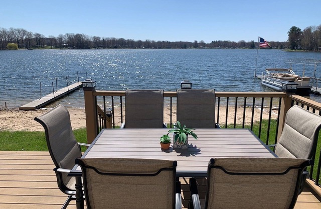 3-BD, 2 Bth, Lake Front cottage, Beach, dock, Fire Pit, Hot Tub in 2025