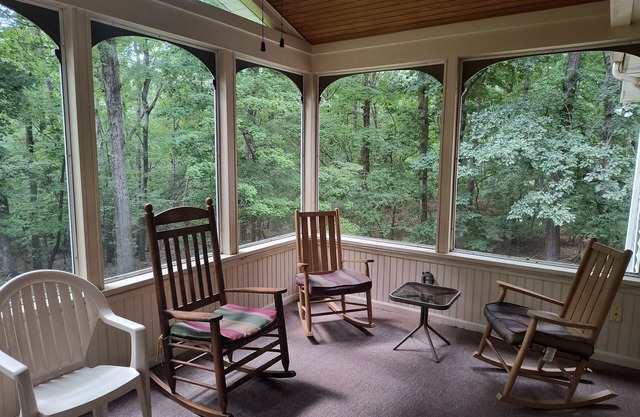 3 Bd/3 Bath,Big yard,screened porch,Pets,mins. Cary,Holly Springs,Apex & Raleigh