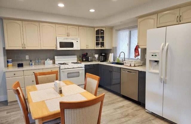 3-BD TOWNHOUSE W/ BEACH ACCESS