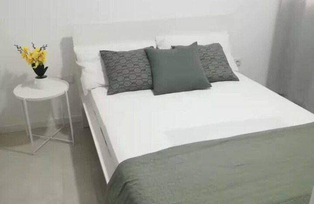 3-bdr apt 10-min walk laginha beach - LCGR