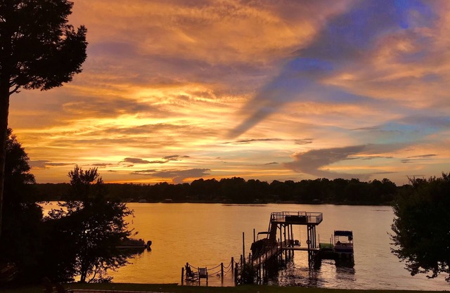 3 Bdrm / 2 Bath Lakefront Bungalow with Amazing Views.