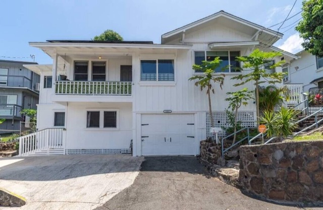 3 bedroom Family home, ocean view, in town