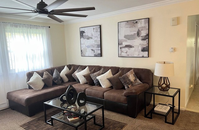 3 BDRM apartment. Walk to Beach, Marina, parks, cafes, restaurants.
