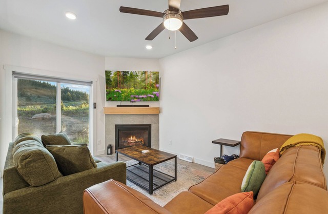 NEW 3-bdrm in Tabernash w Garage, Fireplace and Office Family and Dog Friendly