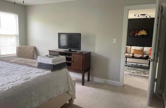 3 Bdrm Hideaway with Garage