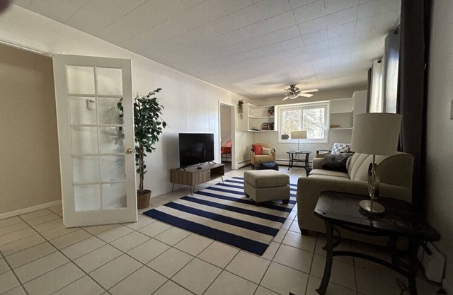 3 BDRM, hot tub, walk to beach