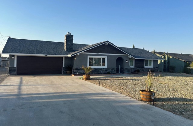 3-bdrm house in charming Apple Valley w/ WiFi, AC, encl'd patio, & large yard.