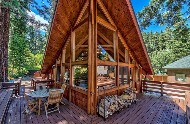 3 Bdrm Quintessential Cabin dans les bois sur un ruisseau pour 6 personnes