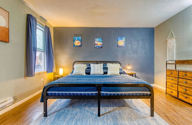 3 Bdrm w/ King and Garage