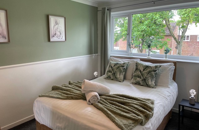 3 bdrm, with fab links & parking