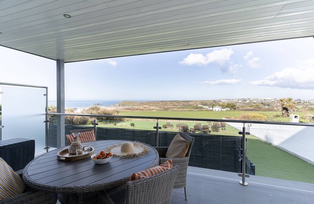 3 Beachview - apartment in Crantock sleeps 4 guests in 2 bedrooms