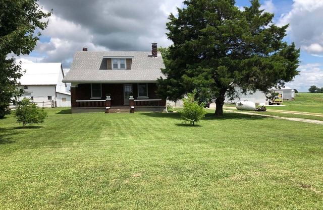 3 Bed, 1 Bath, 1.5 Story FARMHOUSE - 1/2 way between Columbia & Waterloo - V