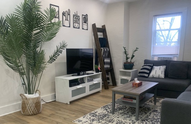 3 Bed + 1 Bath "Home-Away-From-Home" stay, 5 mins from 401