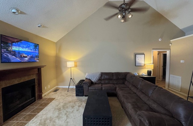 3 bed 2.5 bath Family friendly Pet friendly HOME 2 car garage fenced in backyard