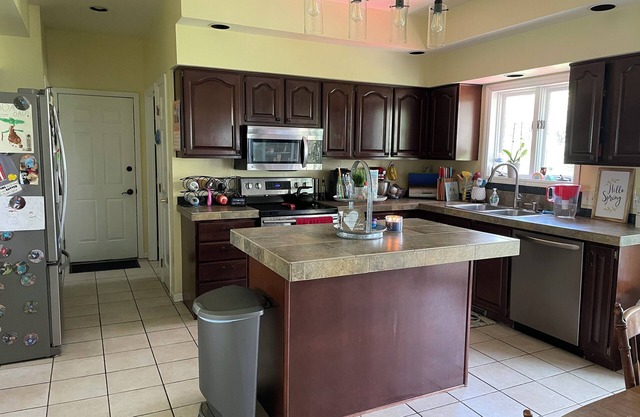 4 bed, 2.5 bath home in the heart of Oshkosh available for EAA week!