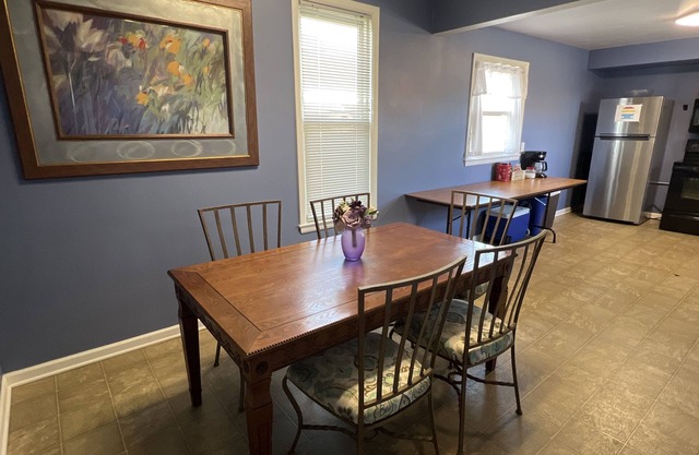 Appartement spacieux sur 2 étages au-dessus de la vidéo professionnelle sur la 6th Street NW à Cedar Rapids