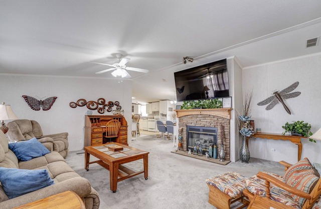 3 bed/2 bath home +office w/ futon with community boat ramp & dock to Weiss Lake
