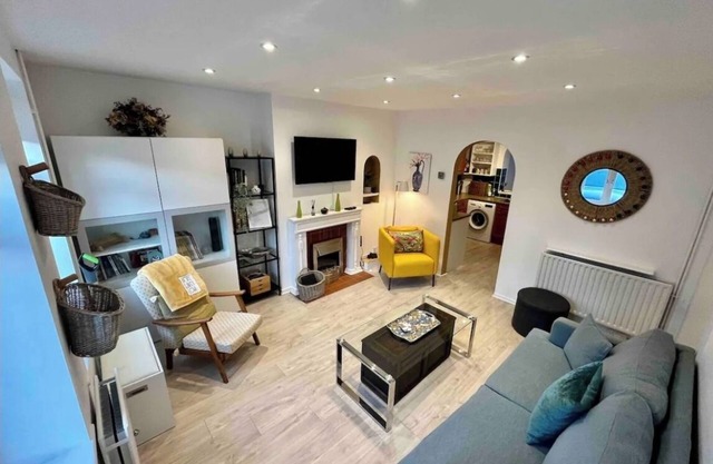 3 Bed, 2 Bath House with parking & Garden, Brooklands Weybridge SW London