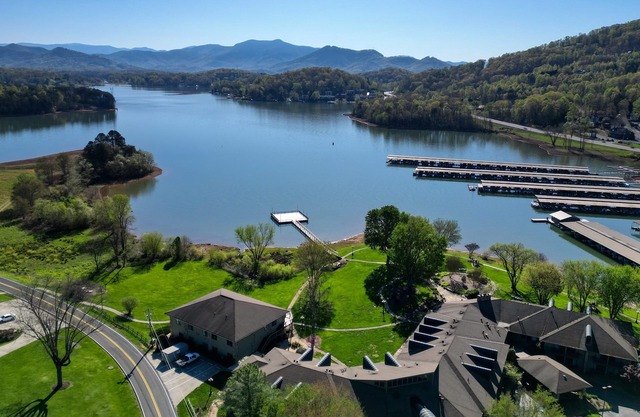 3-bed, 2 bath lakefront condo in beautiful Young Harris directly on Lake Chatuge