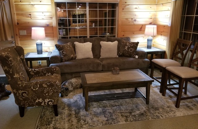 3 bed/2 bath, Pet friendly Log Lakehouse on 5 acres.