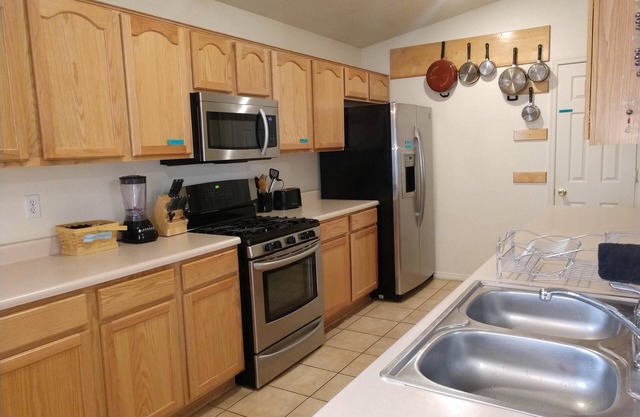 3 Bed 2 Bath Westside Minutes to I40 Driveway Parking King Sleep Number Bed