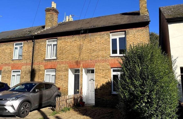 3 Bed 2 Lounge House up to 40pc off Monthly in Addlestone by Angel and Ken