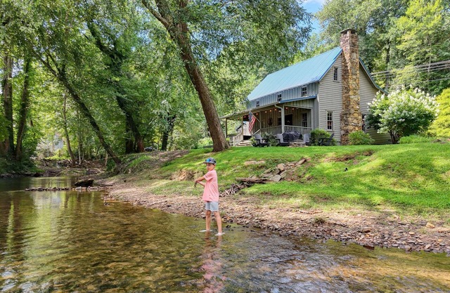 3 Bed/ 3.5 Bath on the River, Firepit, Firetable, CornHole, Amazing Location!!!