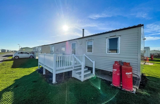 3 bed, 8 berth caravan for hire at St Osyth Park near Clacton-on-Sea ref 28039CW