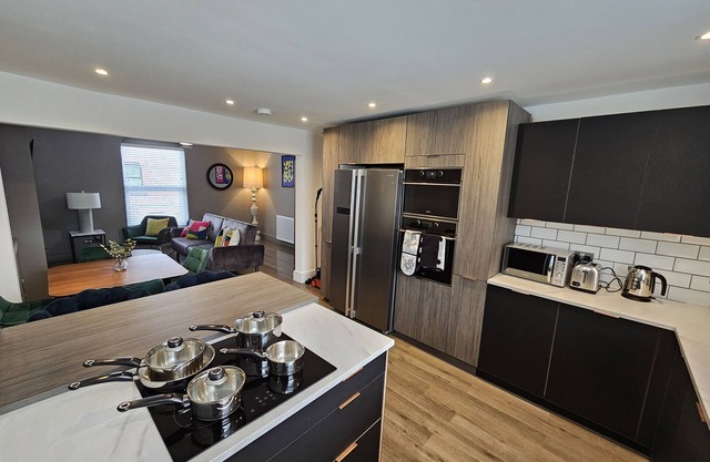 Appartement-de Luxe-Salle de bain privée séparée-Vue sur Rue-Entire 3 Bed Apa...