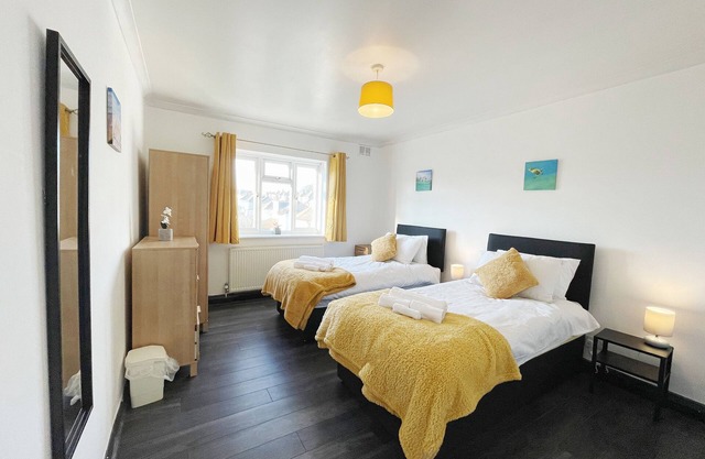 3 bed apartment, free WIFI & Netflix, discounts on long term