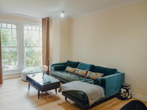 3 bed Apartment London with Balcony & Workspace
