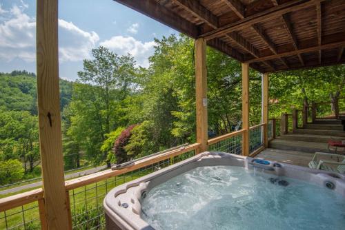 3 Bed Cabin Overlooking the New River- HOT TUB, Fire Pit, Dogs OK