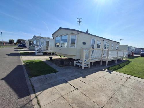 3 Bed Caravan -Sleeps 8 - Pool-Beach