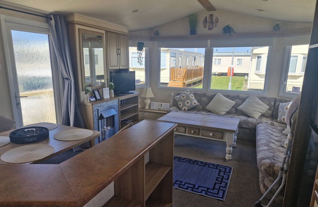 3 Bed Caravan - Sleeps 8 - Pets Allowed - Pool