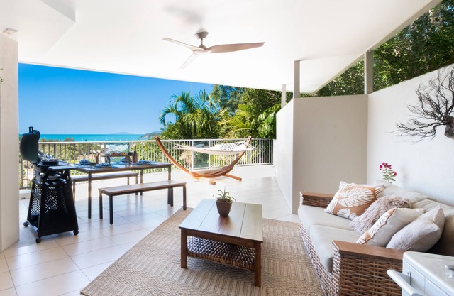 3-bed contemporary designed townhouse with sea views from all rooms