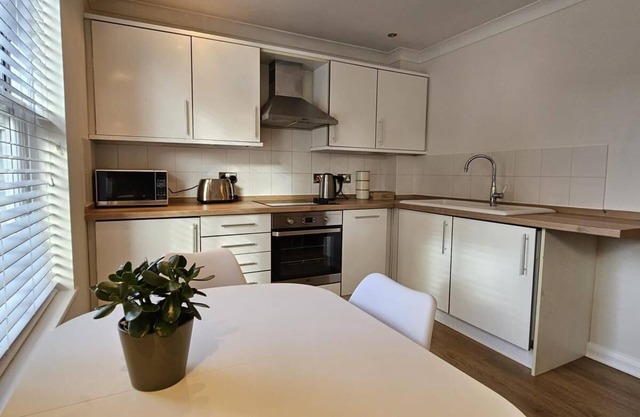 3 bed contemporary and stylish apartment in Britain's oldest, but modern city.