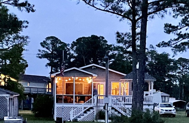 3 bed cottage, Bohemian vibe, boat dock & S.porch