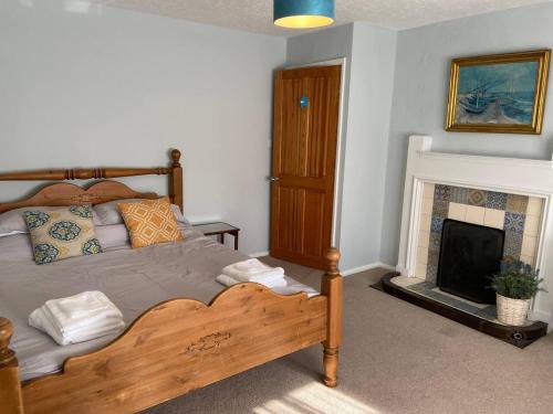 3 Bed Cottage - Sleeps 5 - Wifi - Pets - Parking