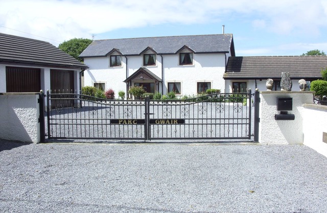3 Bed Cottage with Hot Tub & Near New Quay, Wales