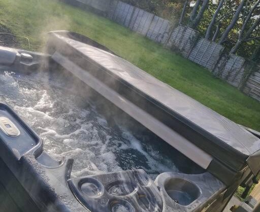 3 Bed Detached House & Hot Tub
