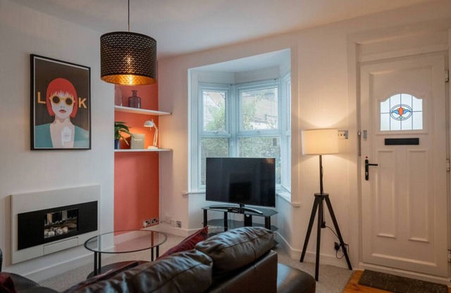 3 Bed Family House Free Parking
