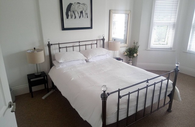 3 Bed First Floor Flat Own Entrance Offroad Parking High Speed WiFi Near Beach.