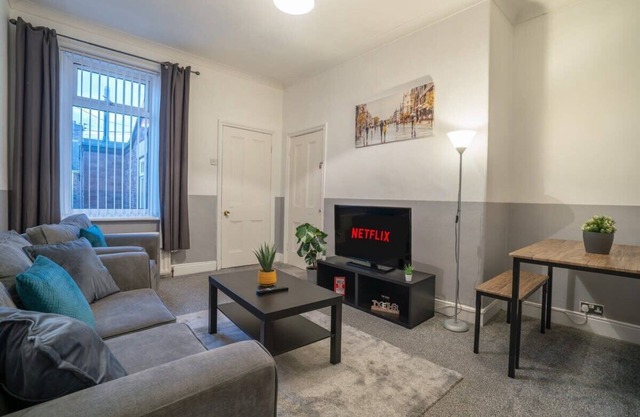 3 Bed-Free Parking-Close to City