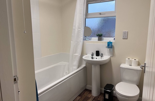3-Bed fully furnished house in Walsall, near M6 J11/10, Wolverhampton, Cannock.